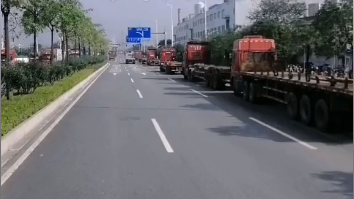 海运价钱连跌23周，，，，，，大宗空箱群集口岸！集装箱物流司机提前回老家过年