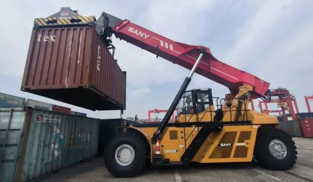 口岸码头堆场常见搬运集装箱的装备有哪些？？？