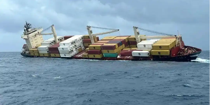 集装箱船遇险淹没，，，，，，数百个集装箱坠海