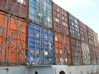 22层楼高的海运集装箱船风浪中屹立不倒是什么原因？？？？？